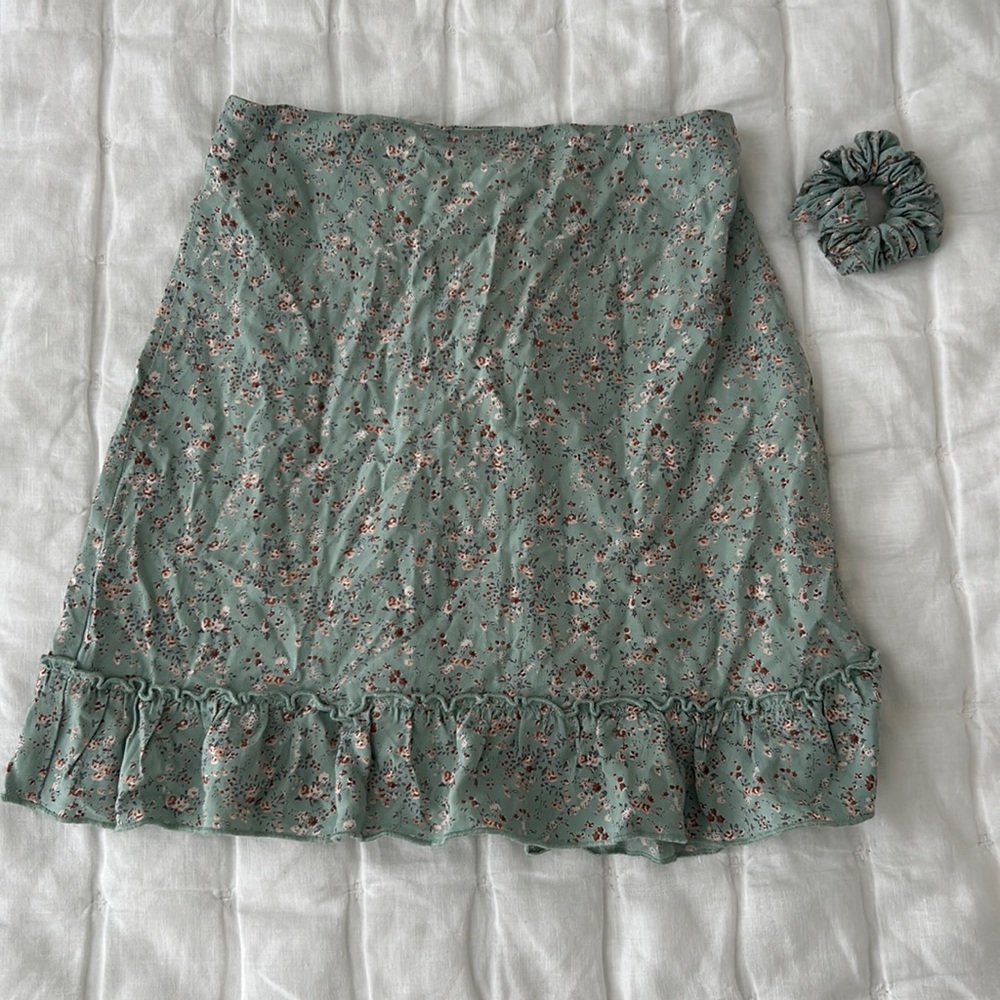 BRANDY MELVILLE SKIRT & MATCHING SCRUNCHIE